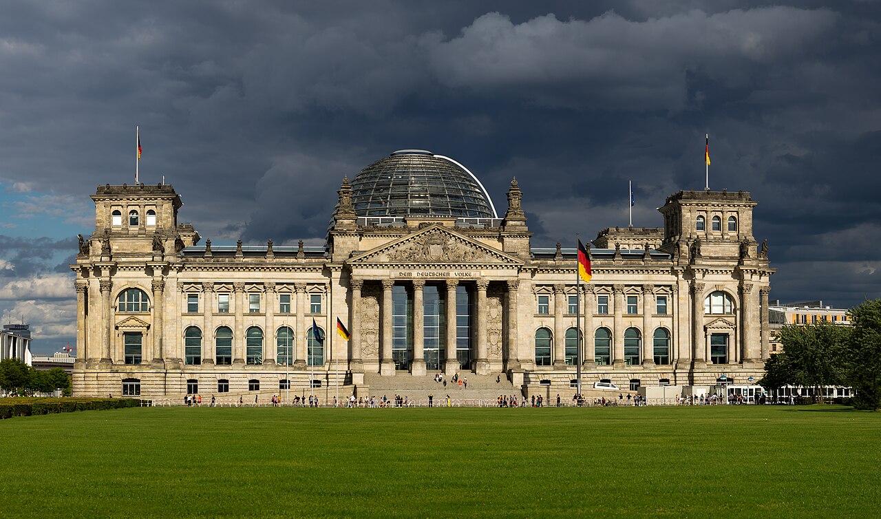 Blick von Westen auf das Reichstagsgebäude in Berlin, Sitz des Deutschen Bundestages.