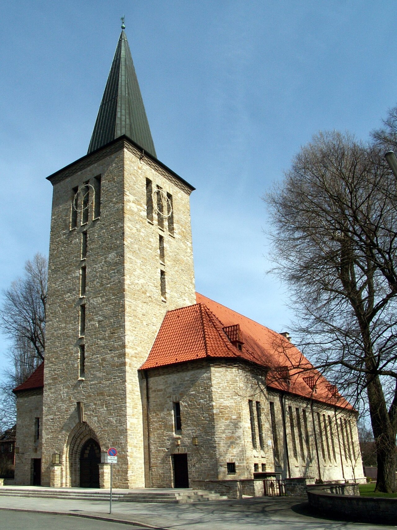 Außenansicht der evangelischen Pauluskirche im Osnabrücker Stadtteil Schinkel, in die am Sonntag während einer Taufe der Blitz einschlug.