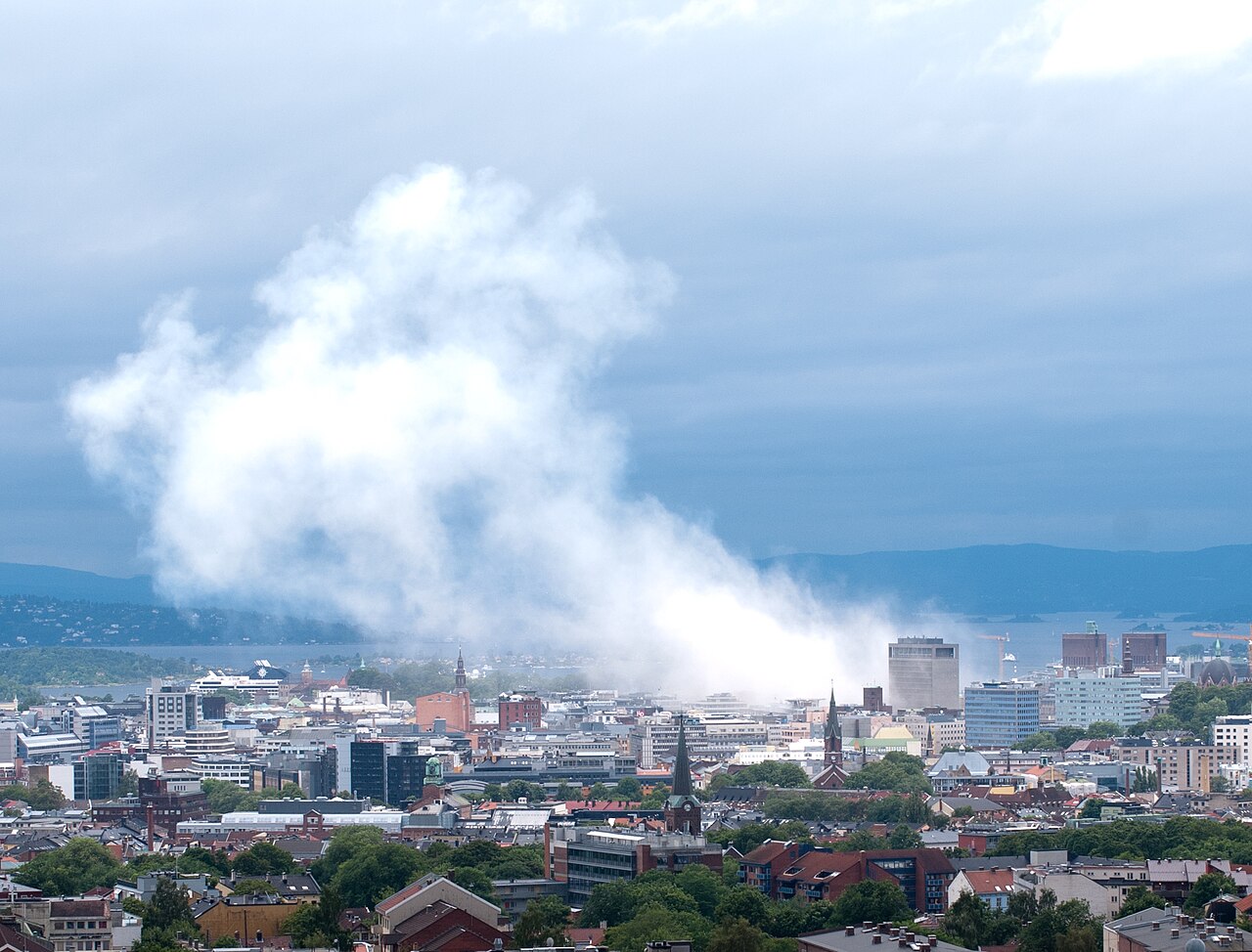 Blick auf das zerstörte Osloer Regierungsviertel nach dem Bombenanschlag vom 22. Juli 2011.