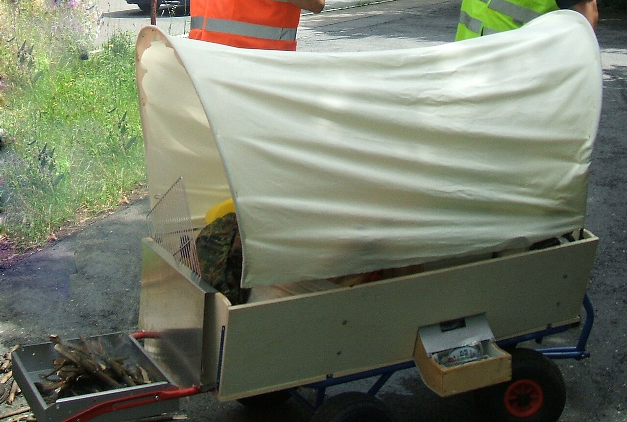 Bollerwagen mit Bierkühlsystem, Grill und Überdachung - klassischer Vatertagsausflug