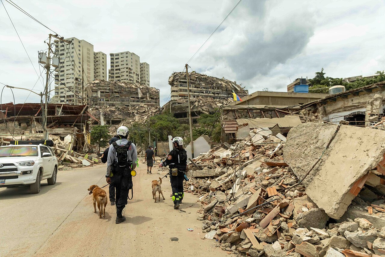 US-Soldaten und Rettungskräfte des Miami-Dade Urban Search and Rescue Teams gehen am 28. Juni 2026 durch die Zerstörungszone in La Guaira, Venezuela.