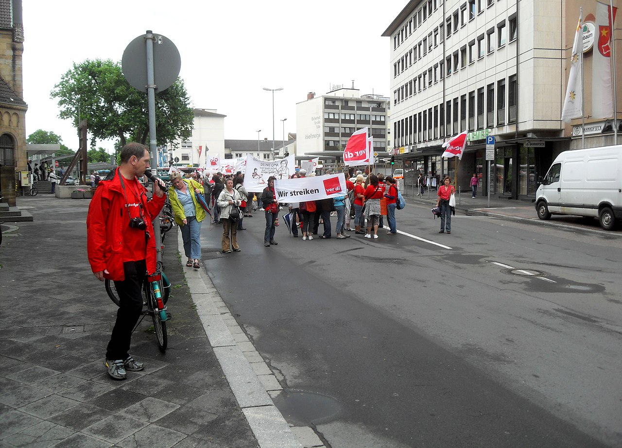 Kundgebung der Vereinten Dienstleistungsgewerkschaft ver.di vor dem Hauptbahnhof in Worms.