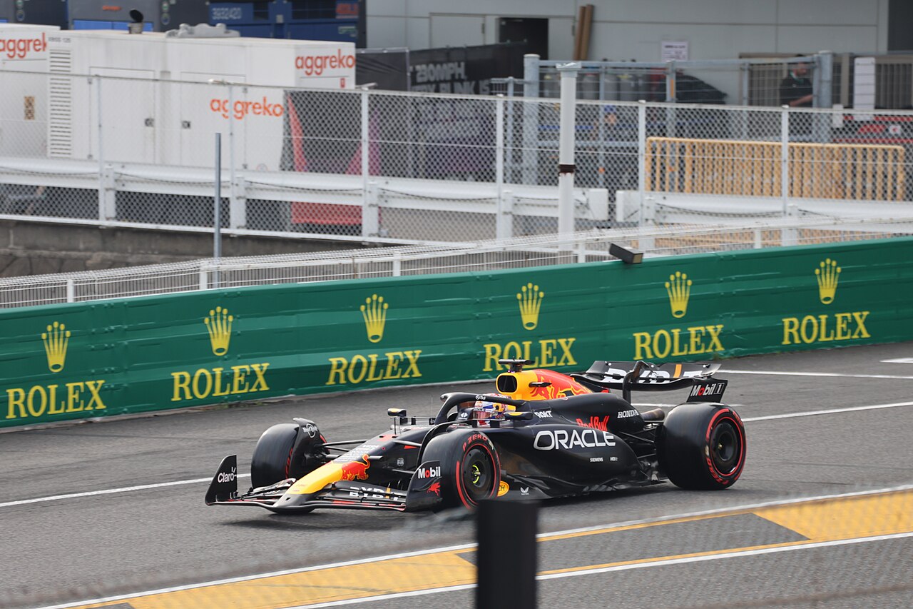 Max Verstappen im Red Bull RB20 am Boxenausgang des Suzuka International Circuit.