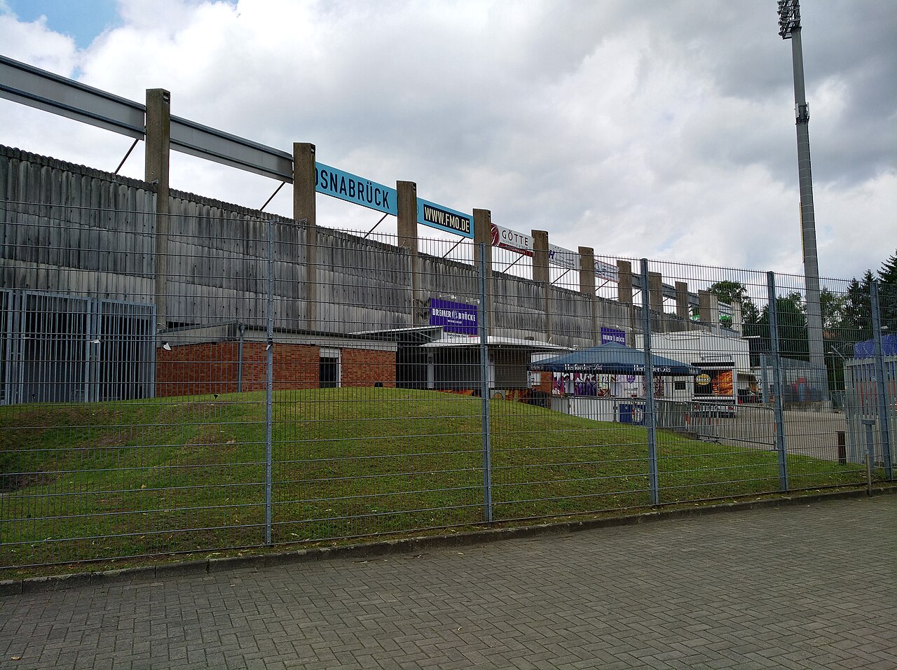 Blick auf die Ostkurve des Stadions an der Bremer Brücke in Osnabrück, aufgenommen im August 2017.