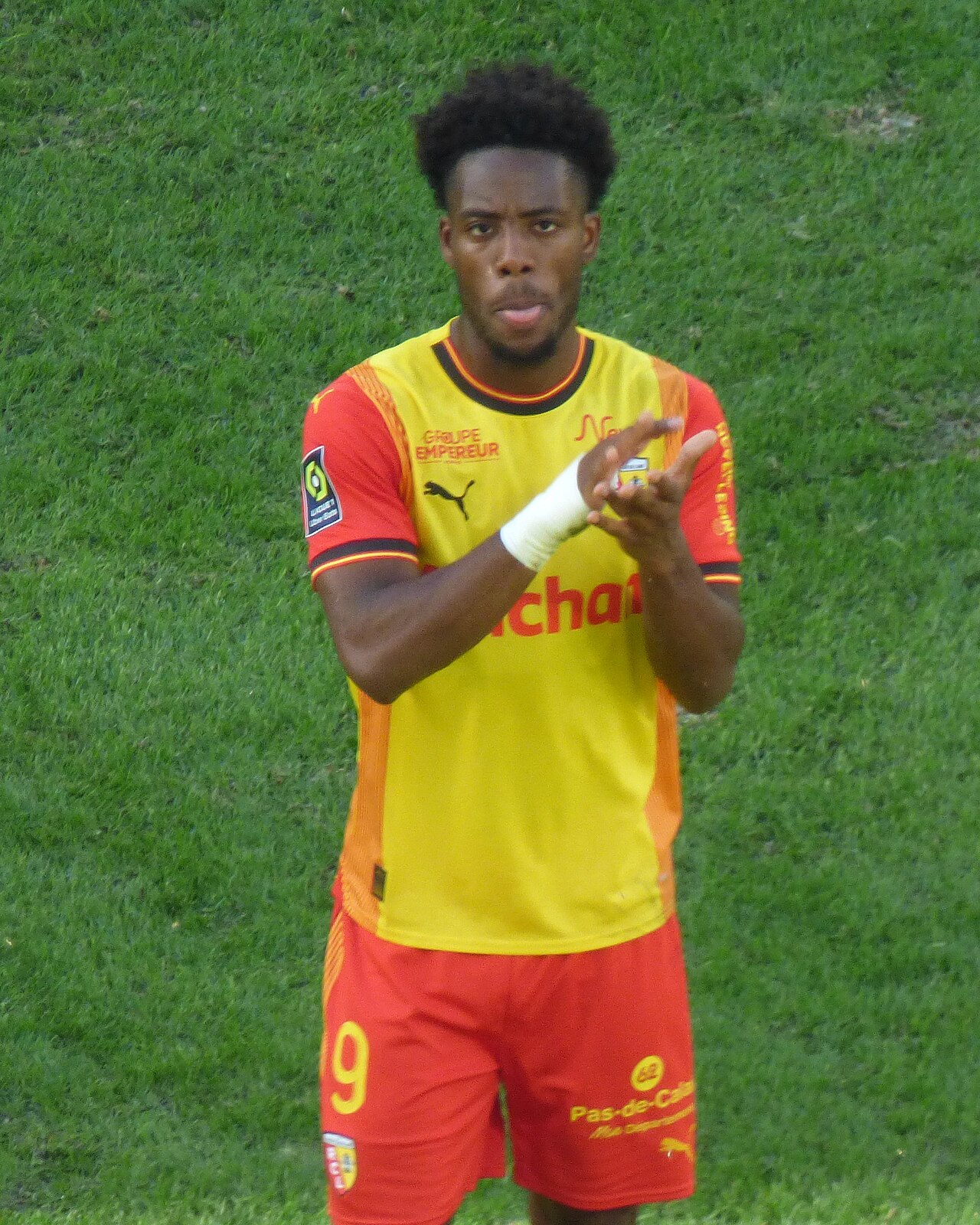 Elye Wahi im Trikot von RC Lens beim Ligue-1-Spiel gegen den FC Toulouse im Stade Bollaert-Delelis, September 2023