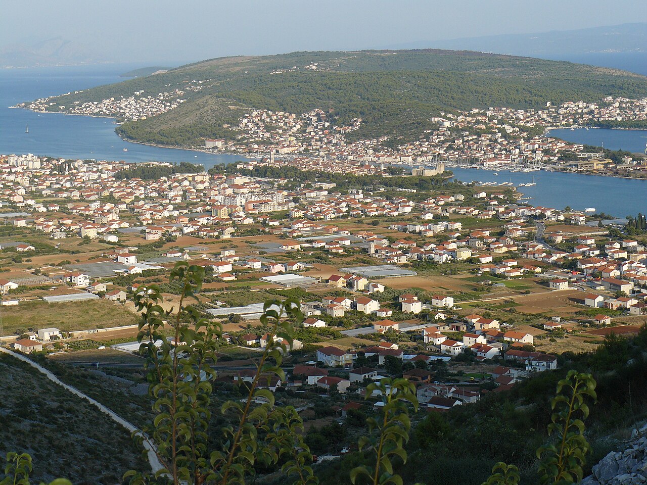 Blick auf die kroatische Adriastadt Trogir mit der Insel Čiovo im Hintergrund. Auf Čiovo wütet seit Dienstag ein Waldbrand.