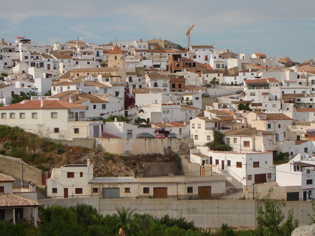 Blick auf das andalusische Bergdorf Bédar, das durch den Waldbrand vom 9. Juli 2026 evakuiert werden musste.