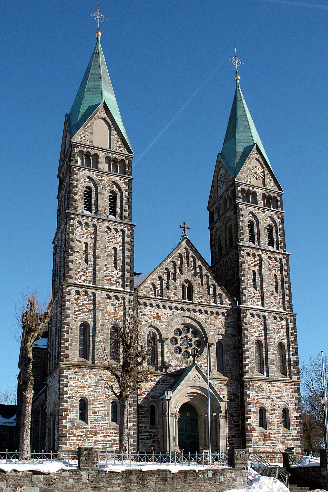 Die Doppelturm-Kirche St. Lambertus in Monschau-Kalterherberg, wo am Sonntag Anwohner ihre Häuser räumen mussten
