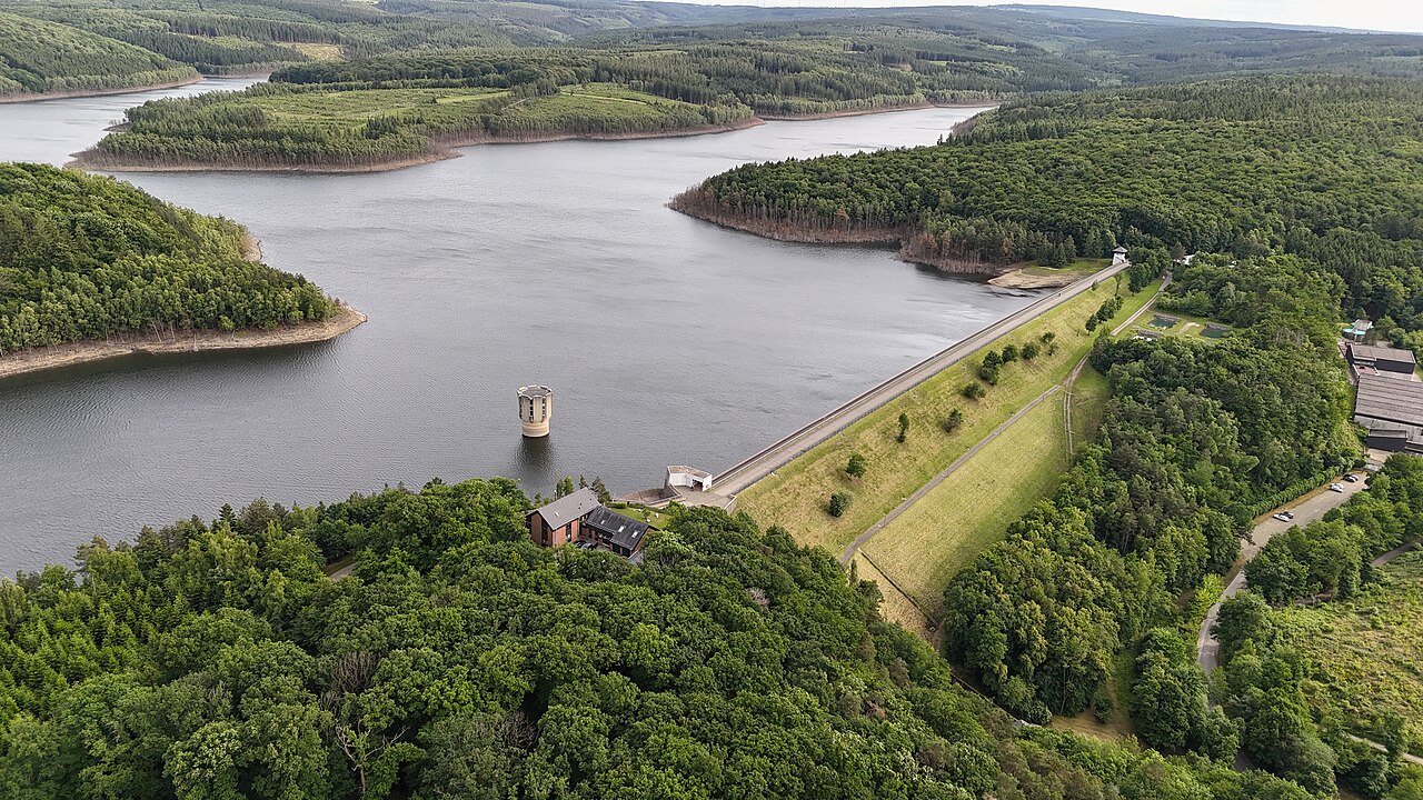 Luftaufnahme der Wehebachtalsperre bei Hürtgenwald, aus der die Löschhubschrauber Wasser fassen