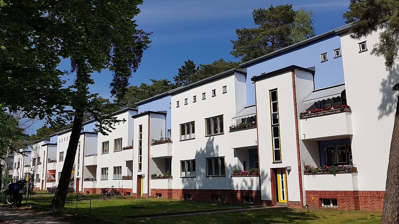 Farbig gefasstes Mehrfamilienhaus in der Waldsiedlung Zehlendorf an der Riemeisterstraße, Bruno Taut zugeschrieben