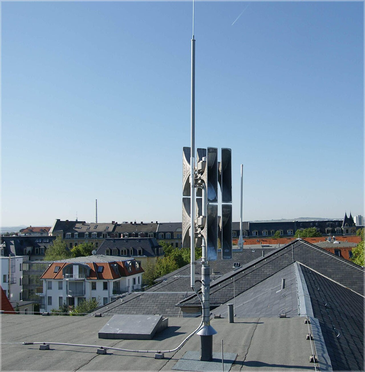 Elektronische Sirenen auf einem Dach in Dresden - Teil des öffentlichen Warnsystems in Deutschland
