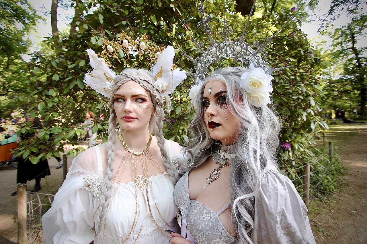 Kostümierte Gäste beim Viktorianischen Picknick zum Wave-Gotik-Treffen im Leipziger Clara-Zetkin-Park