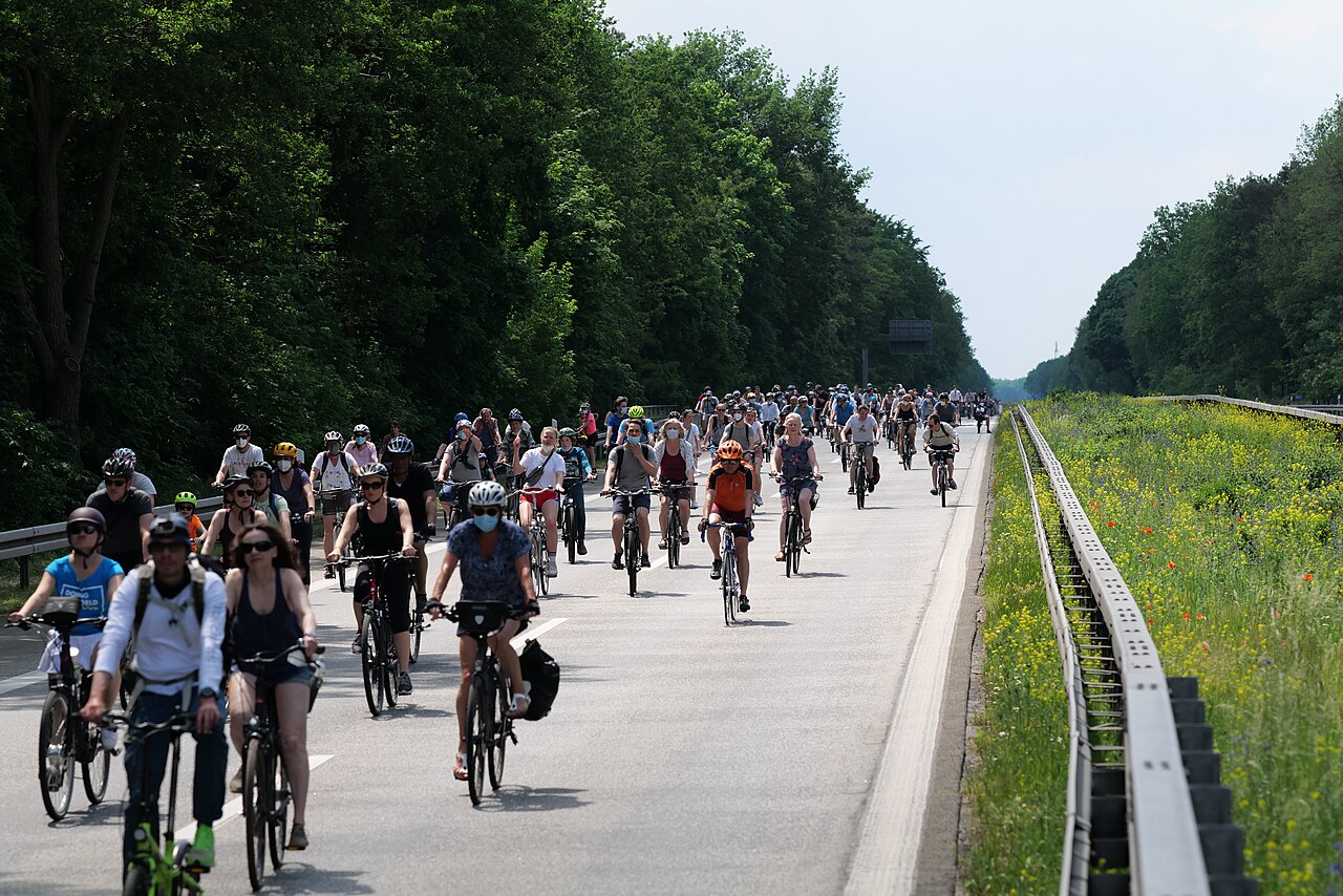 Tausende Radfahrer auf der ADFC-Fahrradsternfahrt in Berlin, im Hintergrund das Brandenburger Tor.