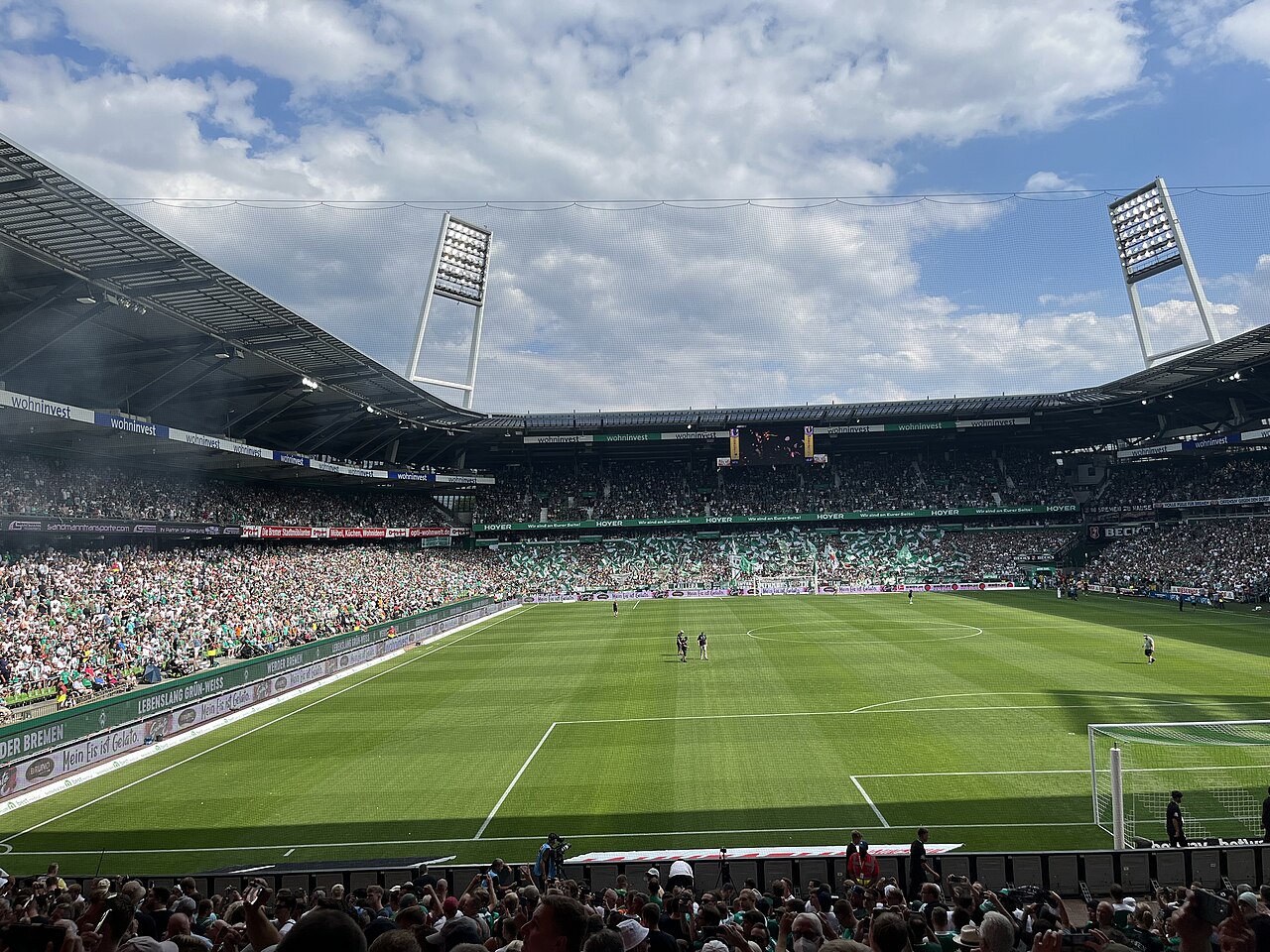 Blick vom Rang in das Weserstadion während eines Bundesliga-Spiels von Werder Bremen.