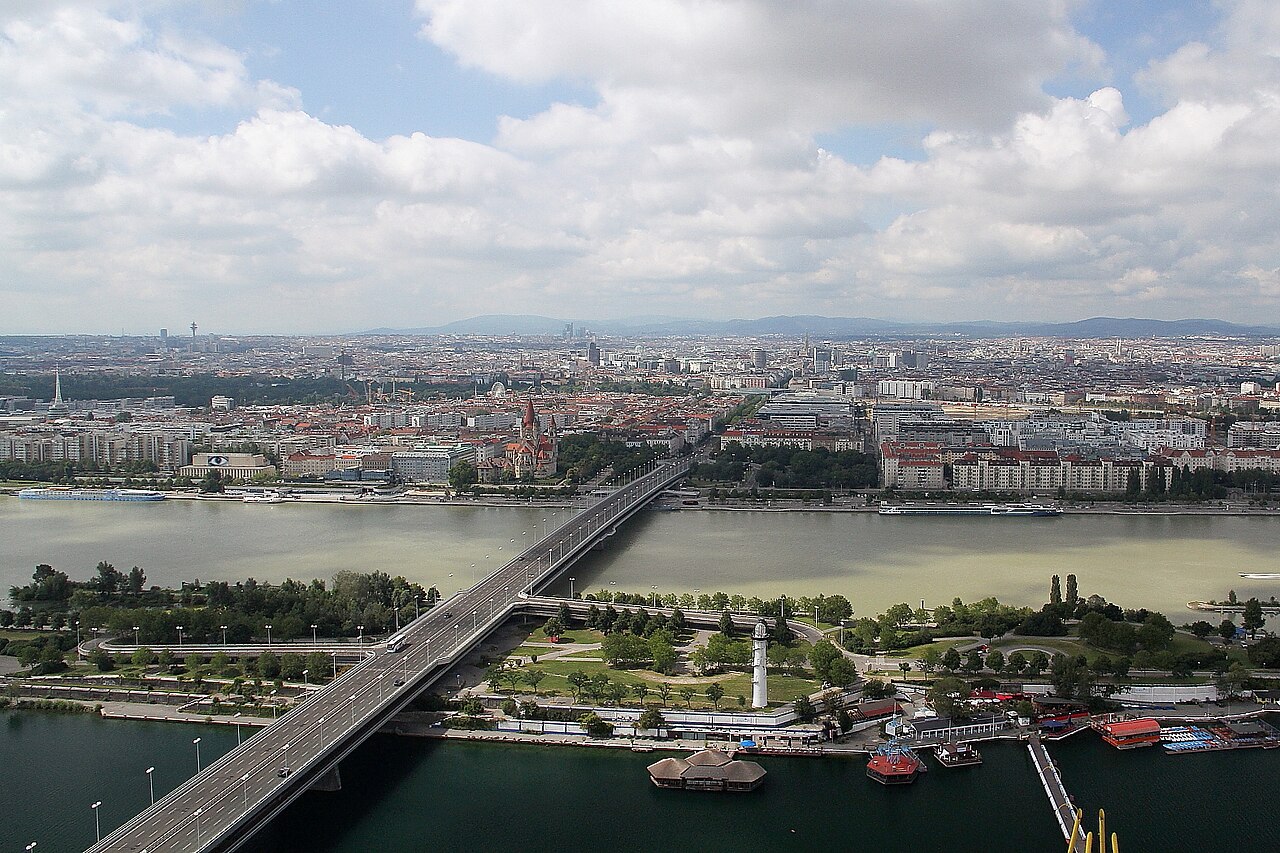 Die heutige Reichsbrücke in Wien, 1980 nach dem Einsturz neu errichtet.