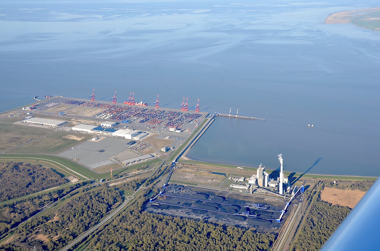 Luftaufnahme des JadeWeserPorts in Wilhelmshaven mit Containerterminal und Kraftwerk Onyx im Hintergrund.