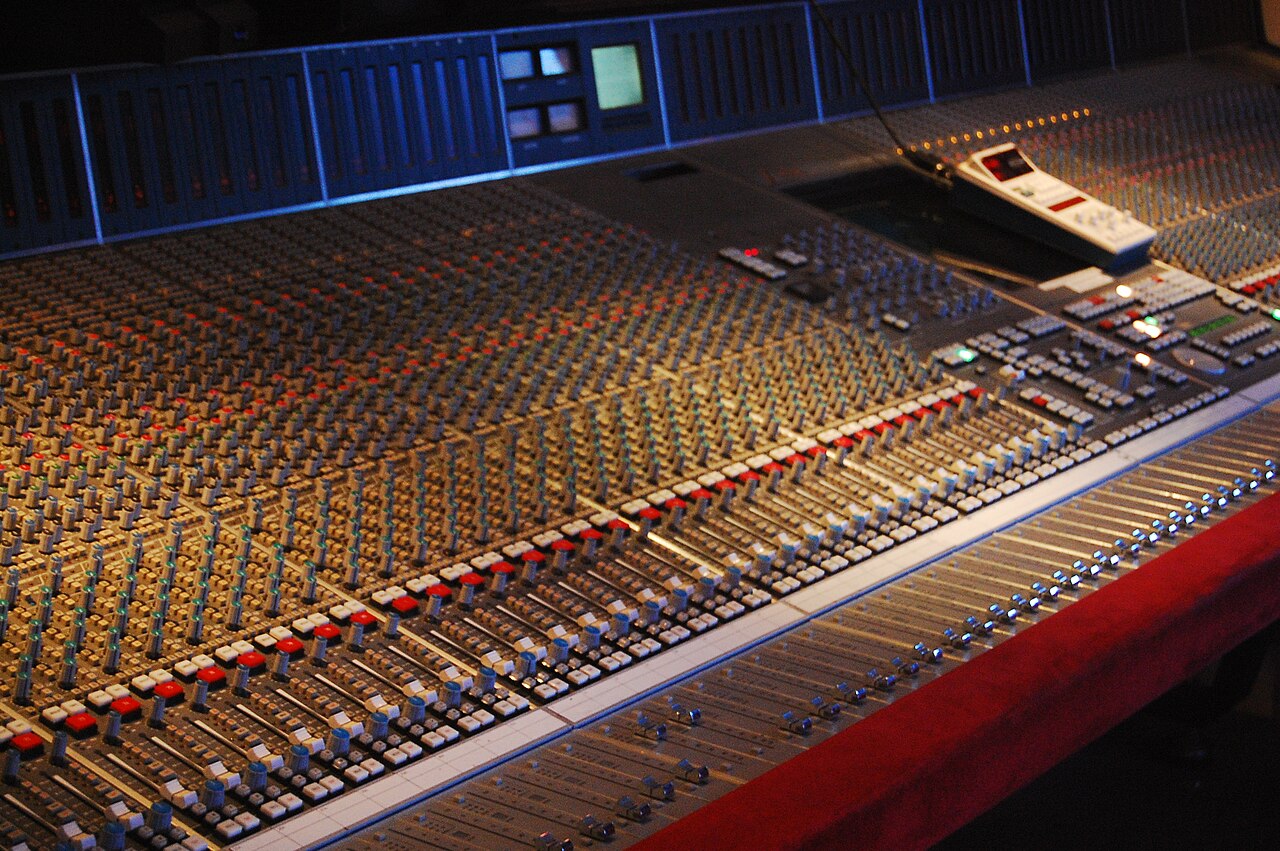 Ein Solid-State-Logic-Mischpult (SL 9000J) in einem Tonstudio - Handwerkszeug, mit dem Produzenten wie William Orbit den Sound der Neunzigerjahre prägten.