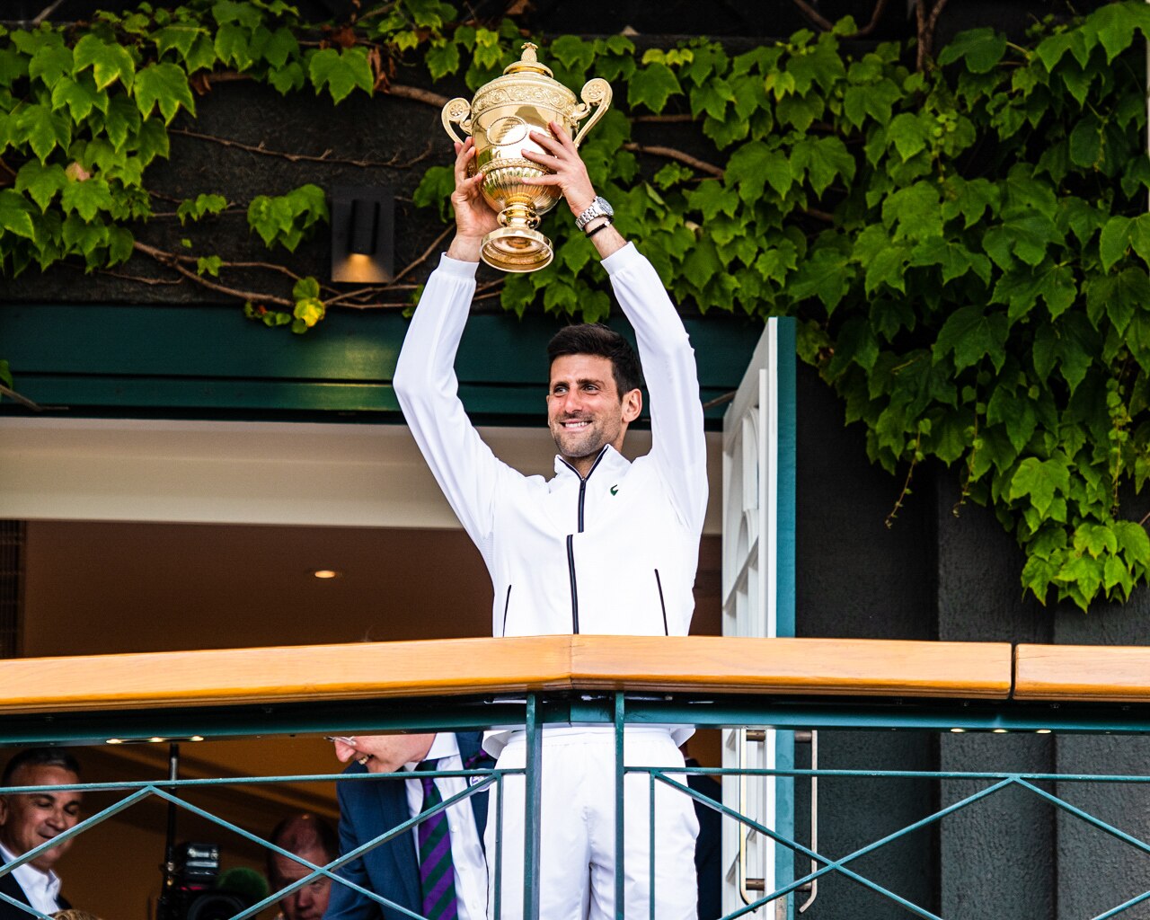 Novak Djokovic mit dem Wimbledon-Pokal 2019 auf dem Centre Court.