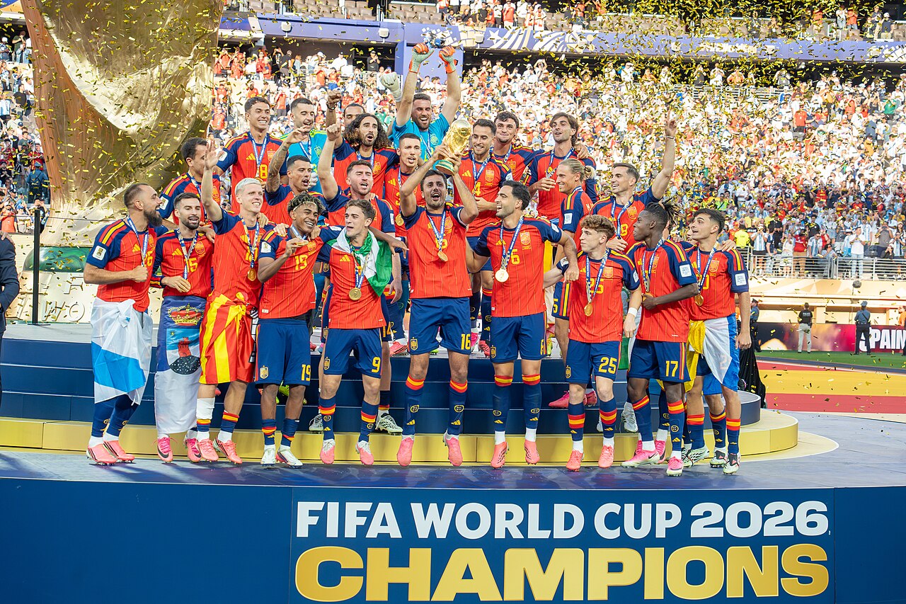 Die spanische Nationalmannschaft hebt am 19. Juli 2026 im MetLife Stadium den WM-Pokal in die Höhe.
