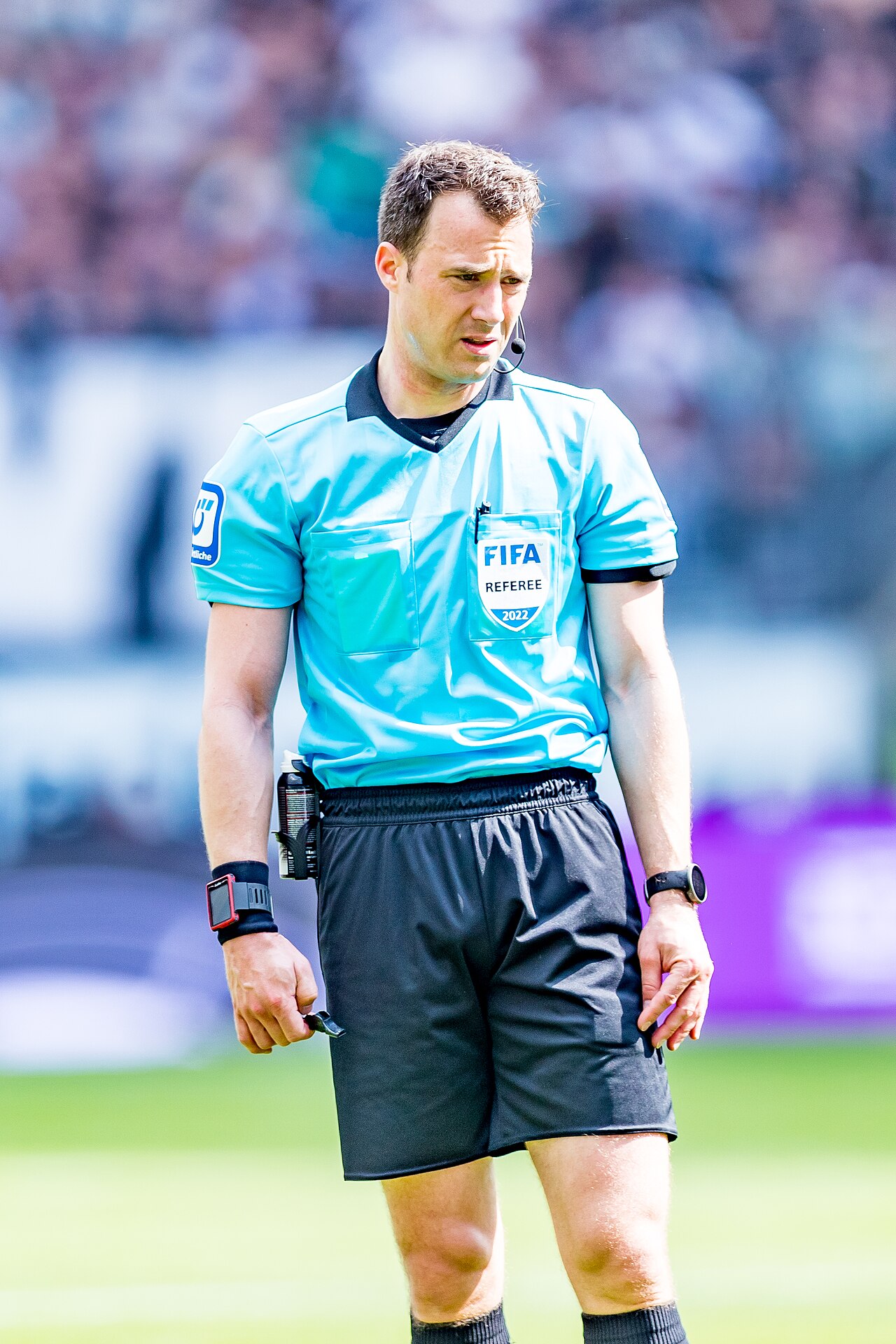 Schiedsrichter Felix Zwayer im Bundesliga-Einsatz im Frankfurter Waldstadion