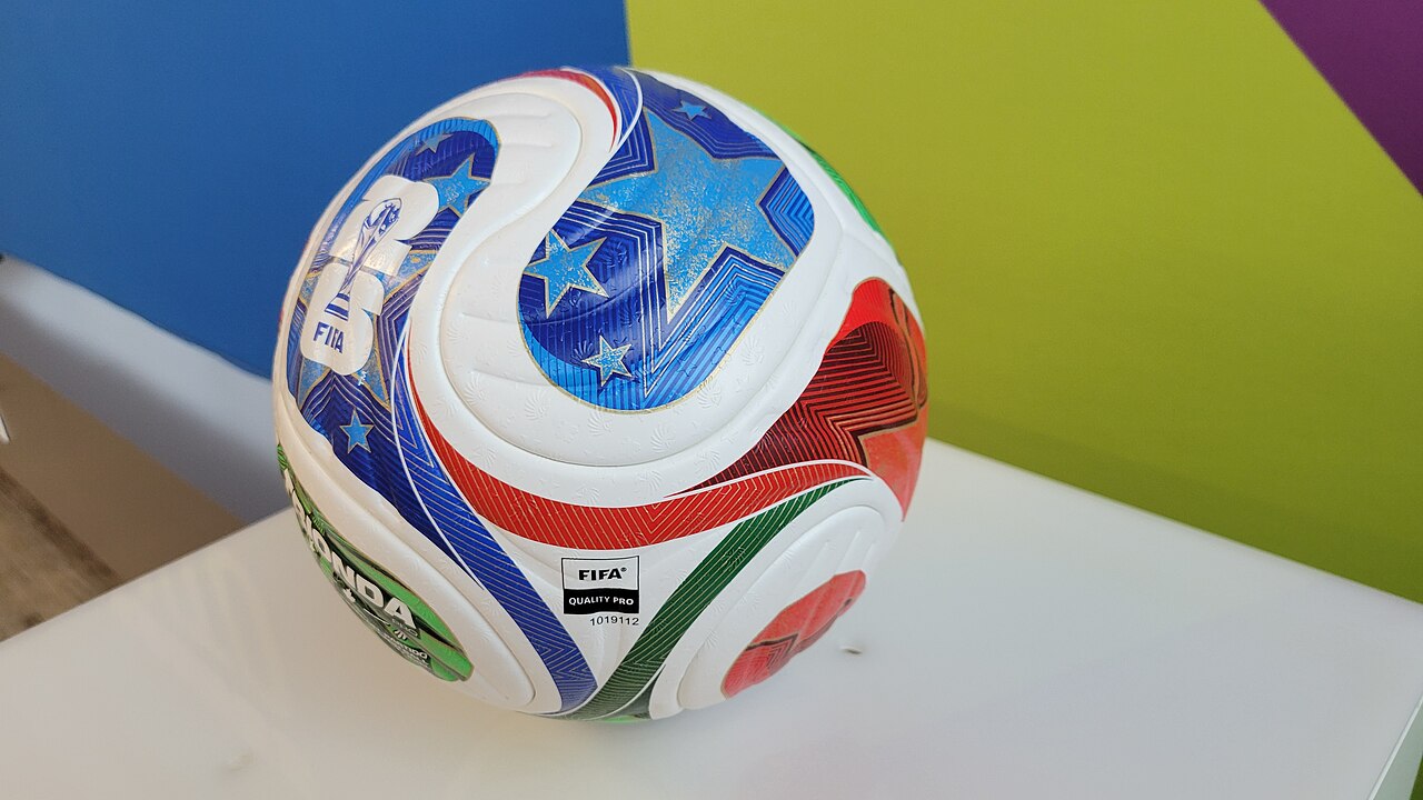 Der Adidas Trionda, offizieller Spielball der Fußball-Weltmeisterschaft 2026, ausgestellt im FIFA-Volunteer-Zentrum in Toronto