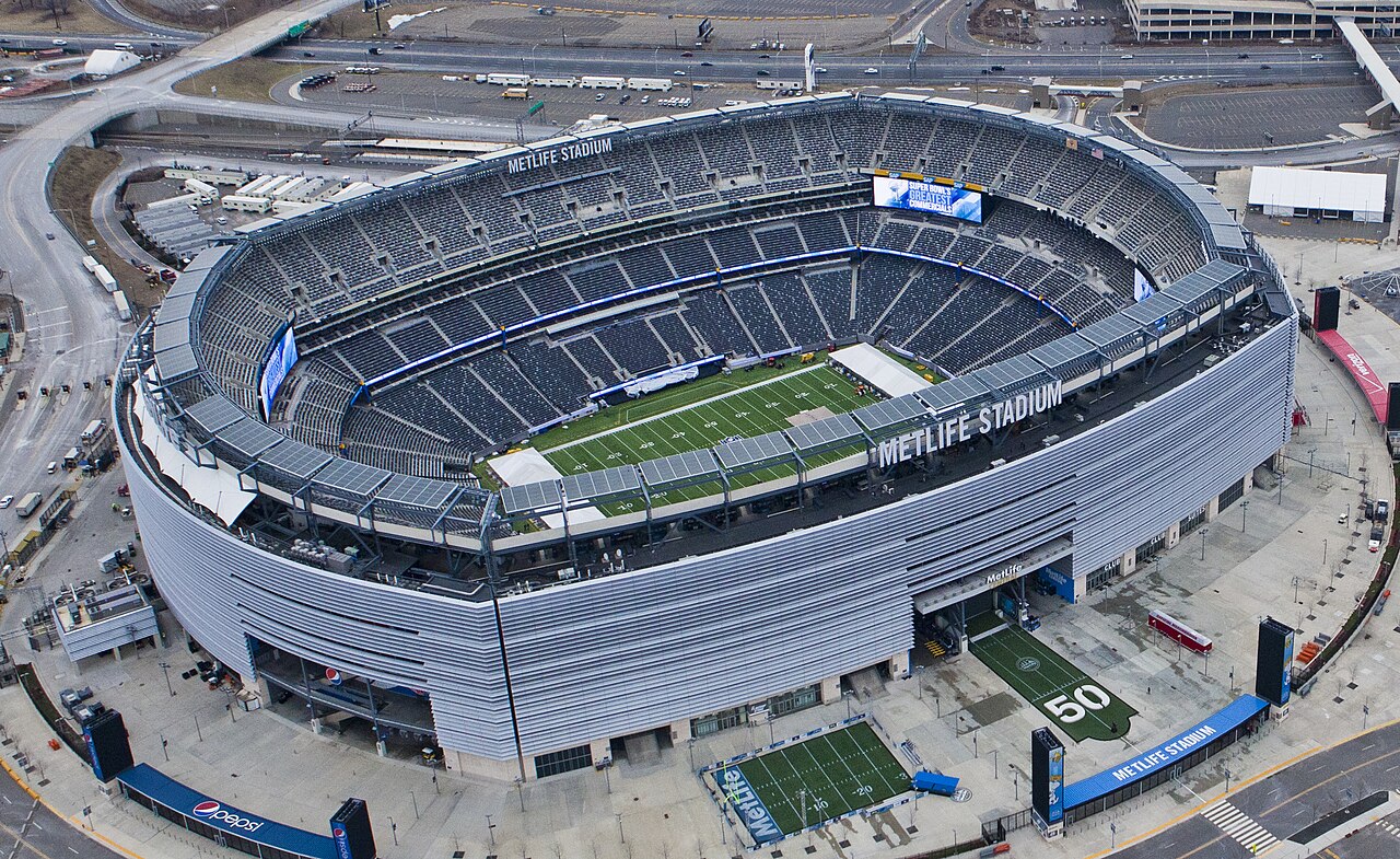 Luftbild des MetLife Stadium in East Rutherford, New Jersey, mit Manhattan-Skyline im Hintergrund.