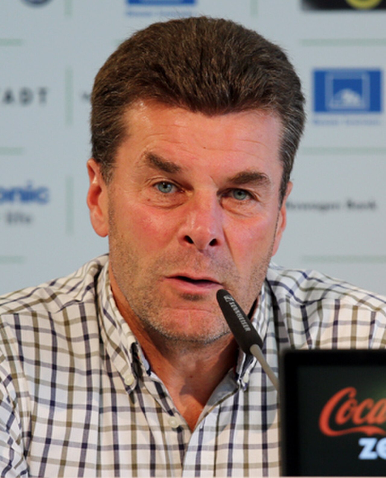 Dieter Hecking bei einer Pressekonferenz