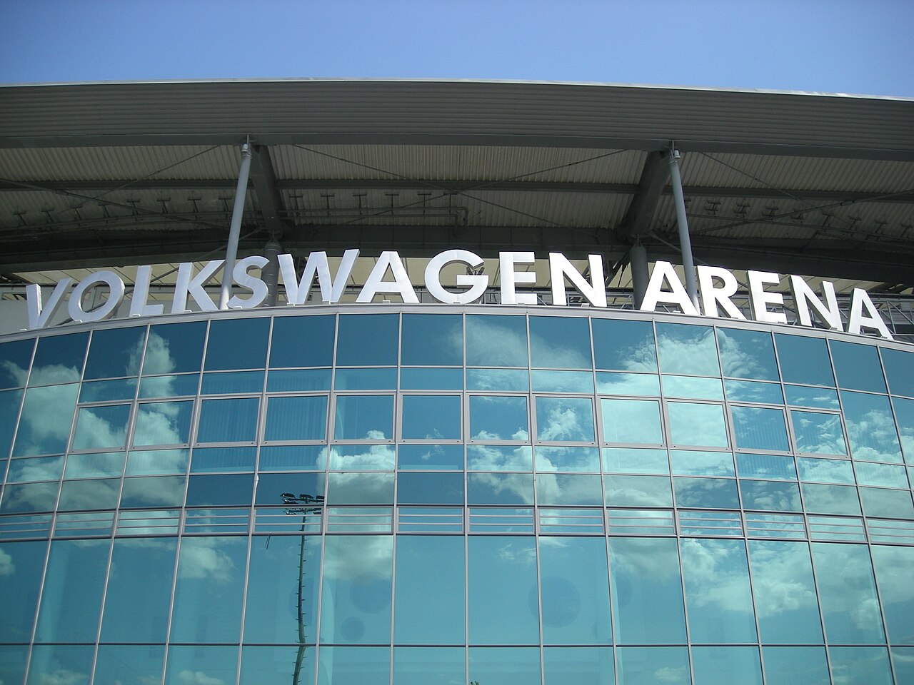 Außenansicht der Volkswagen Arena in Wolfsburg, der künftigen Zweitliga-Heimspielstätte des VfL