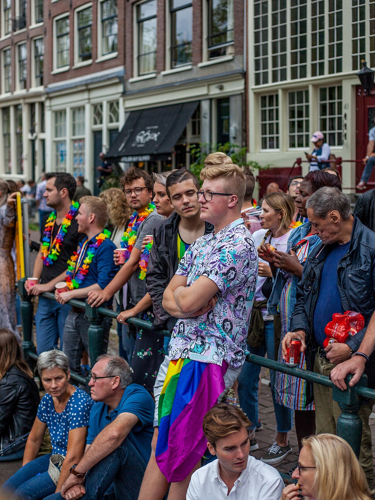 Boot mit Regenbogenflaggen bei der Amsterdam Canal Parade