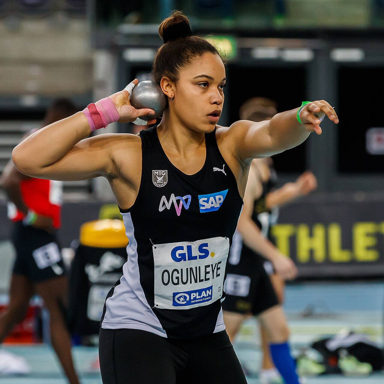 Yemisi Mabry, damals unter ihrem Geburtsnamen Ogunleye, bei den Deutschen Hallenmeisterschaften 2022 in Leipzig. Die Kugelstoßerin ist Olympiasiegerin von Paris 2024.