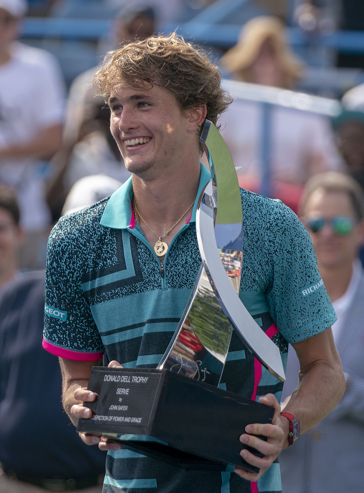 Alexander Zverev mit dem Siegerpokal beim Citi Open 2018 in Washington